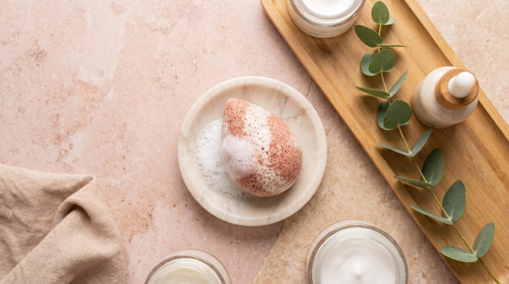esponja exfoliante konjac Consejos & Comunidad Esponja exfoliante de konjac sobre plato de mármol con espuma