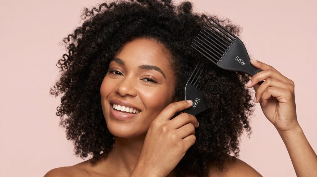 peine afro fussy Consejos & Comunidad Mujer con pelo rizado usando el peine afro de Fussy