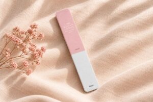 Pulidor de uñas 3 pasos Fussy sobre lino beige, para alisar uñas estriadas