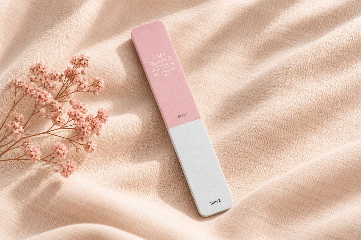 Pulidor de uñas 3 pasos Fussy sobre lino beige, para alisar uñas estriadas